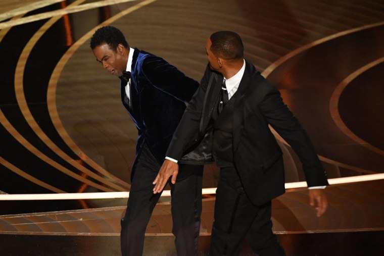 El actor estadounidense Will Smith abofetea al comediante Chris Rock en la ceremonia de los premios Oscar el pasado 27 de marzo.
