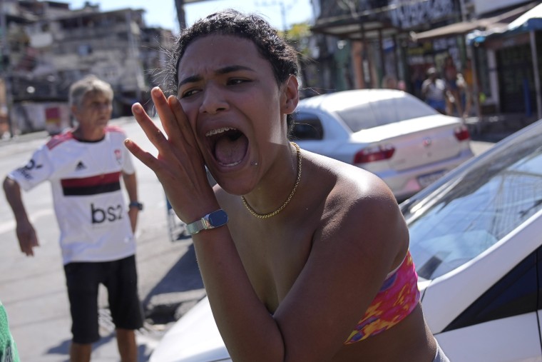 Una mujer grita en protesta contra la redada policial que resultó en múltiples muertes este jueves en la favela Complexo do Alemao en Río de Janeiro, Brasil.