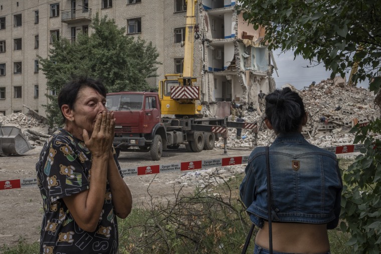 Iryna Shulimova, de 59 años, llora en el lugar de los hechos tras el impacto de un cohete ruso en un bloque de viviendas, en Chasiv Yar, región de Donetsk, este de Ucrania, el domingo 10 de julio de 2022.