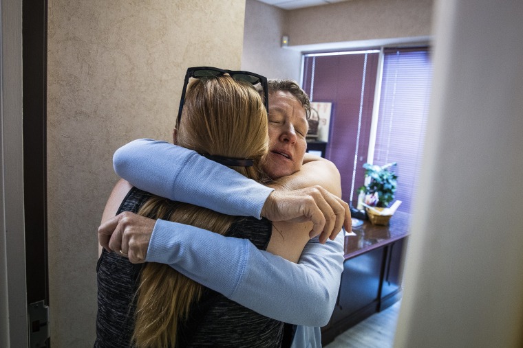 La doctora Cheryl Hamlin abraza a Kim Gibson, cofundadora de The Pink House Defenders y acompañante de la clínica, en el Jackson Womens Health Organization, conocida como The Pink House, en Jackson, Mississippi, el 7 de junio de 2022.