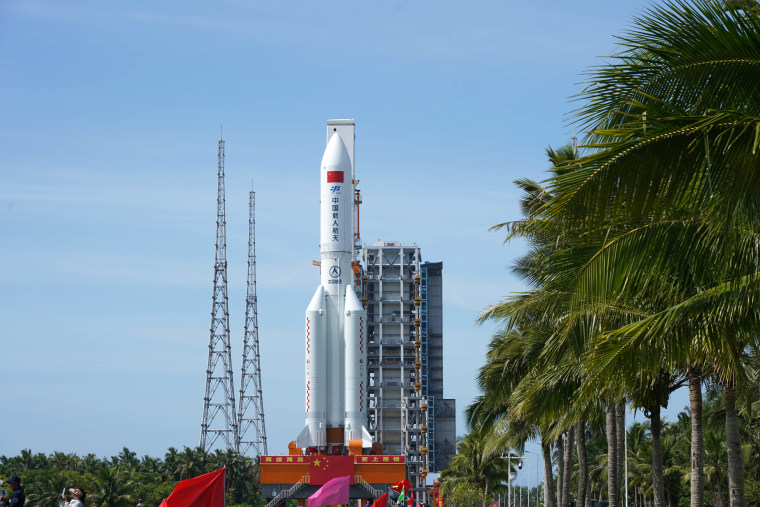 El cohete chino Long March 5B antes de su lanzamiento desde el centro de lanzamiento  Wenchang, en la provincia de Hainan, en China.