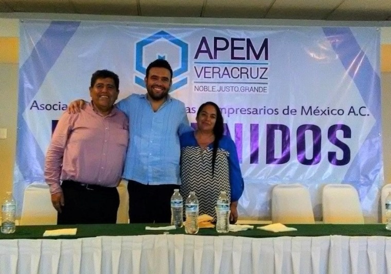 Jose Luis Peña y Susana Armenta con Silem García Peña, hijo de Gilberto García Granados, en una reunión de la Asociación de Profesionistas y Empresarios de México (APEM) en Veracruz.