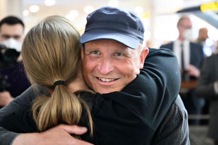 Dennis Christensen a su llegada al aeropuerto de Copenhague, Dinamarca, el 25 de mayo de 2022, tras su liberación en Rusia.