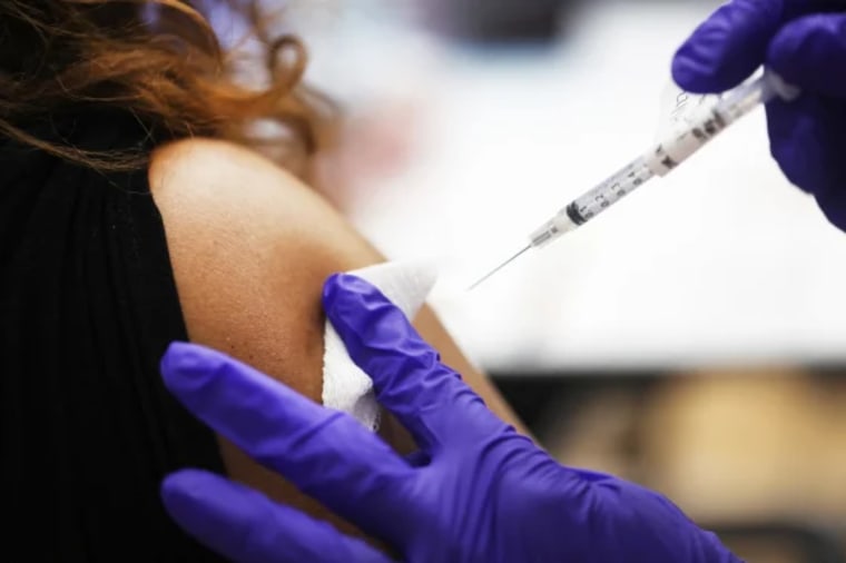 Una mujer recibe una dosis de refuerzo de la vacuna del COVID-19 en un hospital de Hines, Illinois, el 1 de abril de 2022.