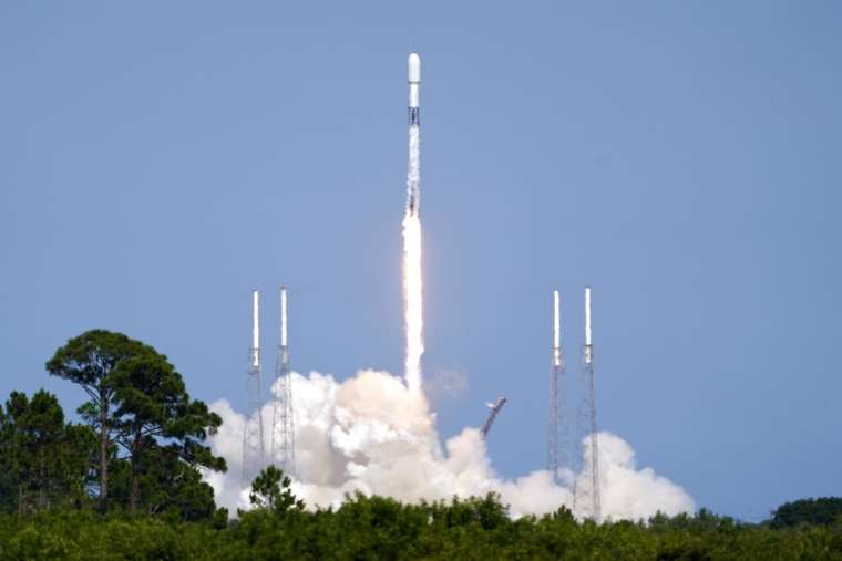 El cohete Falcon 9, que transporta un satélite de comunicaciones geoestacionario Nilesat 301, despega en la Estación de la Fuerza Espacial en Cabo Cañaveral, Florida, el 8 de junio de 2022.