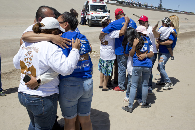 Familias migrantes separadas se reúnen en un punto de la frontera entre Estados Unidos y México el 12 de mayo de 2018.