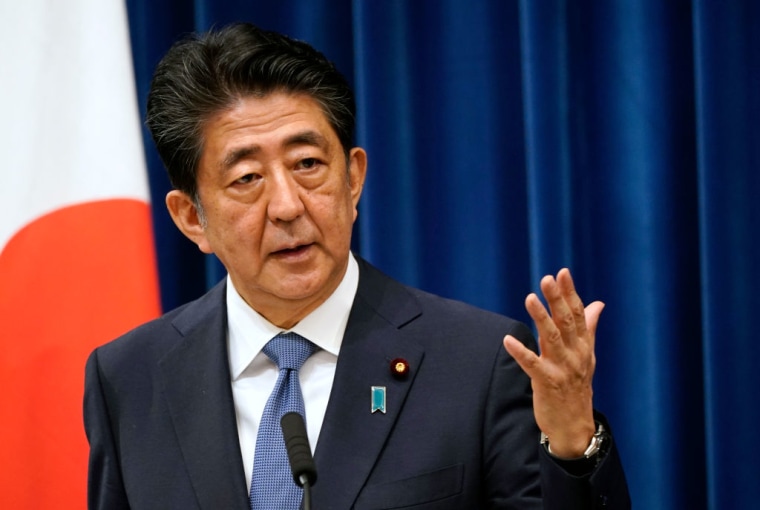 Shinzo Abe habla durante una rueda de prensa en la residencia oficial del primer ministro el 28 de agosto de 2020 en Tokio, Japón