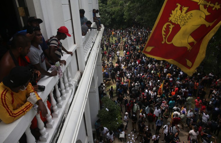 Los manifestantes se reúnen dentro del Palacio Presidencial de Sri Lanka para exigir la renuncia del presidente, Gotabaya Rajapaksa, el 9 de julio de 2022, en Colombo, Sri Lanka.