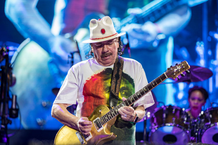 El guitarrista Carlos Santana de Santana se presenta en el escenario del North Island Credit Union Amphitheatre el 17 de junio de 2022 en Chula Vista, California
