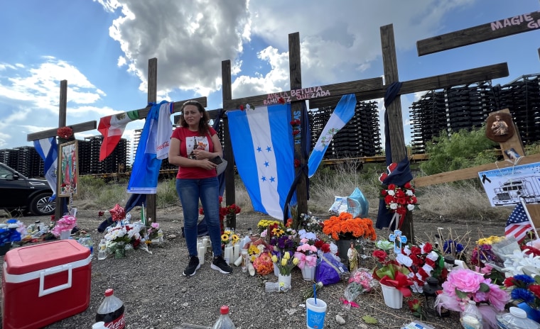 Gloria Quezada Machado viajó a Texas para despedirse físicamente de su hija, Adela Ramírez, una de las víctimas que murieron en un camión el 27 de junio. La madre visitó el memorial erigido en honor a las 53 personas fallecidas.