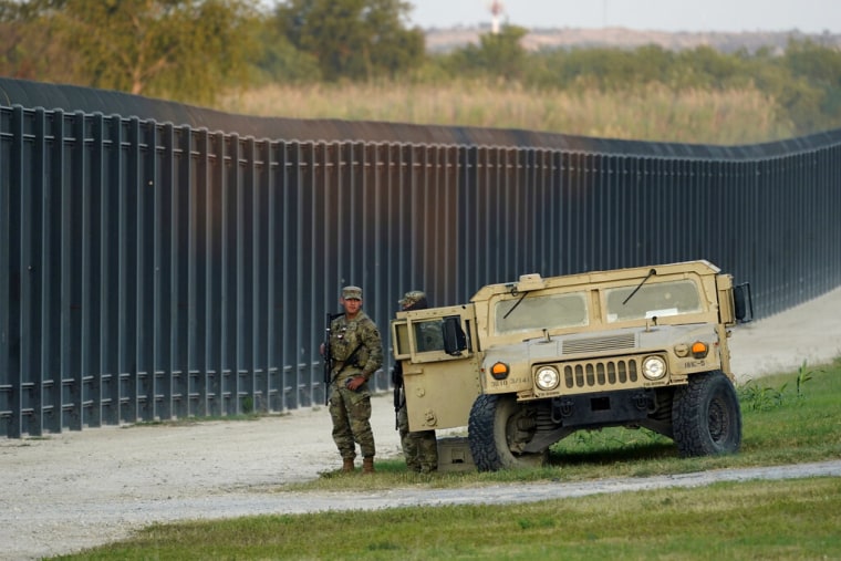 Un miembro de la Guardia Nacional en Texas vigila el muro fronterizo con México en Del Rio, el 18 de septiembre de 2021.