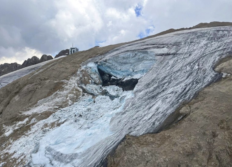 Imagen del glaciar de la Marmolada, en los Alpes italianos, que se desprendió parcialmente el 3 de julio de 2022.