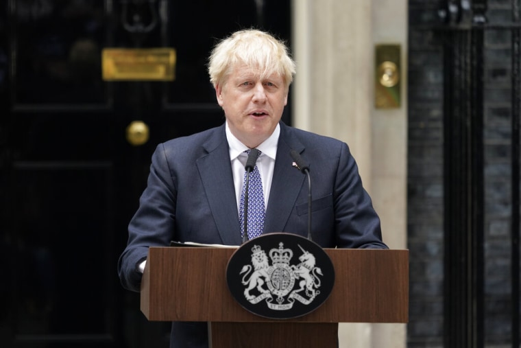 El primer ministro británico, Boris Johnson, anuncia su dimisión el 7 de julio de 2022 frente al número 10 de Downing Street, su residencia oficial.
