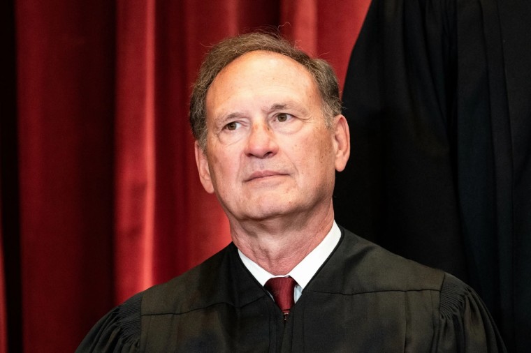 El juez Samuel Alito es uno de los nueve magistrados de la Corte Suprema.