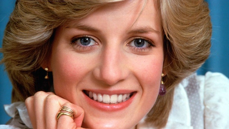 La princesa Diana sonriendo durante una sesión de fotos en el palacio de Kensington