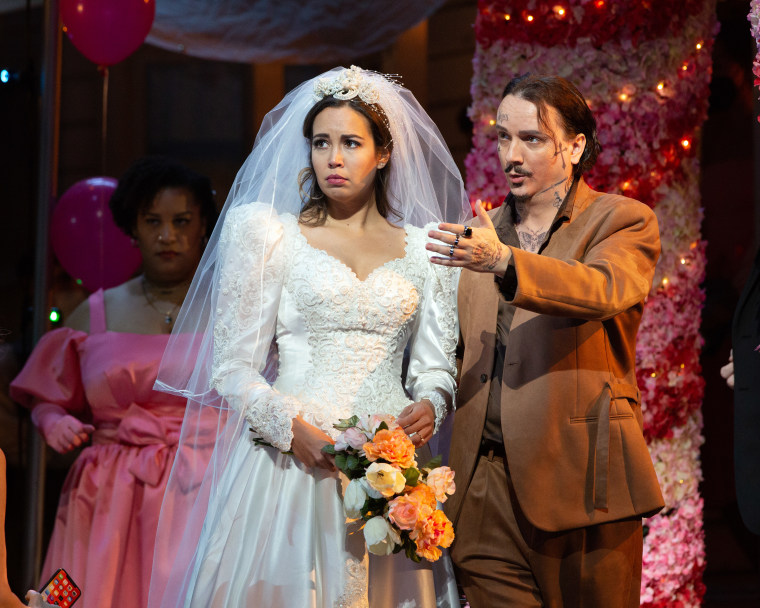 Nadine Sierra y Artur Rucinski en una escena de "Lucia di Lammermoor" en el montaje de The Metropolitan Opera, en Nueva York, en mayo de 2022.