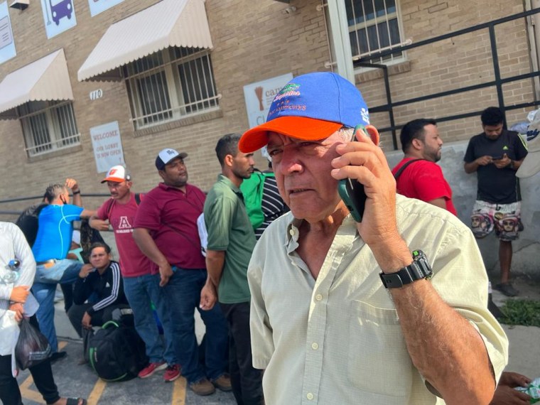"A ver si me dan unos bóxers interiores, que no tengo", comenta este migrante venezolano, de 70 años, en la fila para bañarse en un centro de atención a personas sin techo de San Antonio.