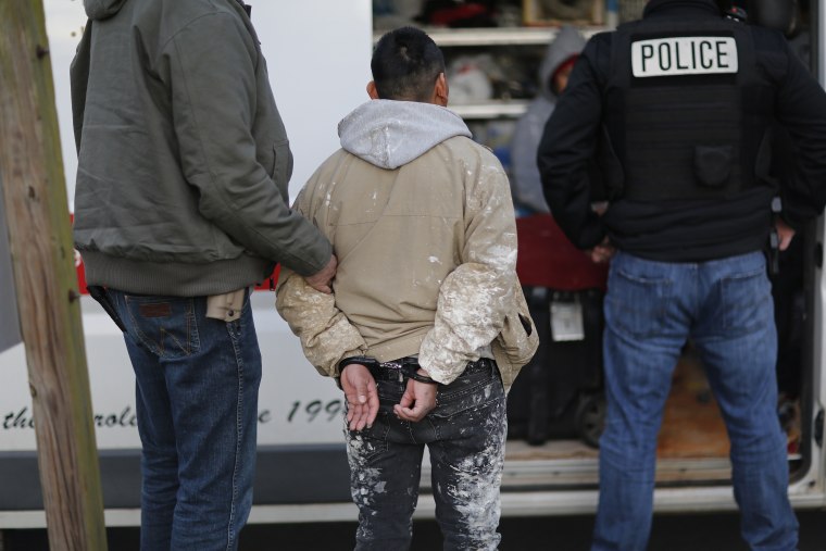 Dos agentes detienen a un inmigrante indocumentado en Charlotte, Carolina del Norte, e 8 de enero de 2020.