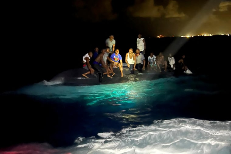 Sobrevivientes de un naufragio cerca de la costa de New Providence island, en las Bahamas, el 24 de julio de 2022.
