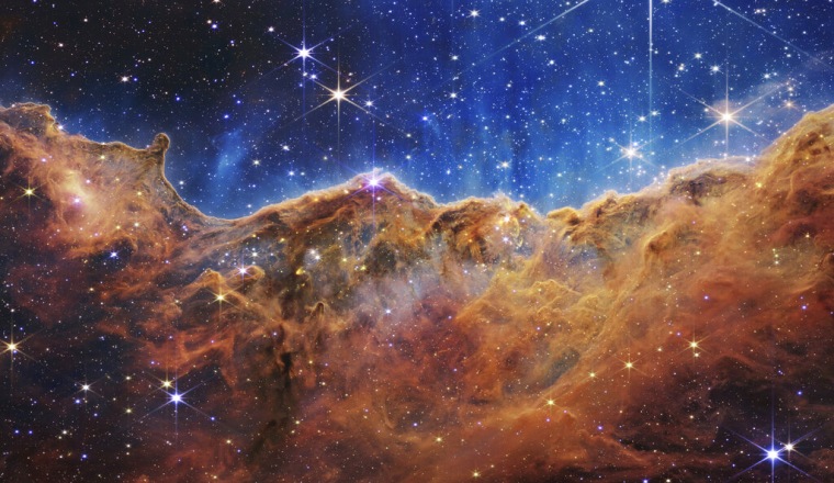 Esta fotografía, publicada el 12 de julio de 2022 por la NASA, representa el borde de una región cercana y joven de formación estelaren la nebulosa de Carina.