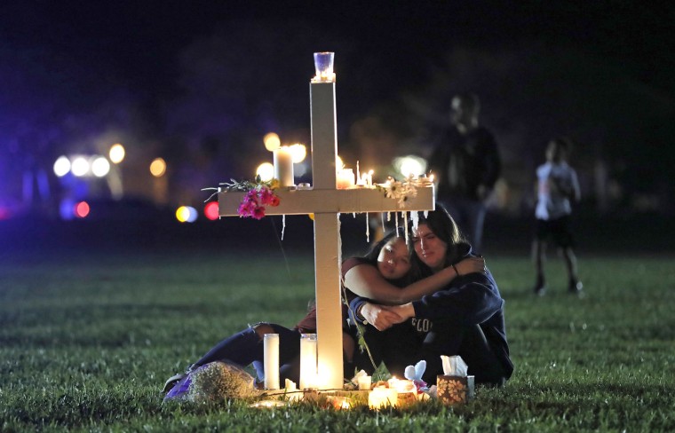 Un grupo de diecisiete cruces representó a las víctimas del tiroteo en una vigilia hecha el 15 de febrero de 2018, tras la masacre en la escuela secundaria Marjory Stoneman Douglas, en Parkland, Florida.