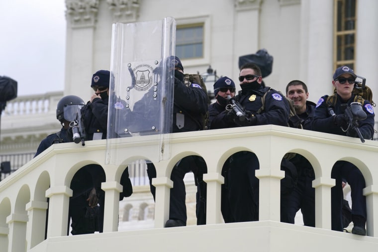 La Policía del Capitolio se enfrenta a los manifestantes pro-Trump que asaltaron la sede del Congreso el 6 de enero de 2021.