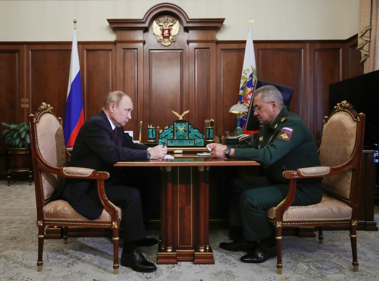 El presidente ruso, Vladimir Putin, escucha el informe del ministro de Defensa ruso, Sergei Shoigu, durante su reunión en el Kremlin en Moscú, Rusia, el lunes 4 de julio de 2022.
