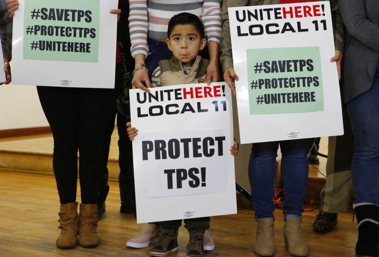 Inmigrantes salvadoreños piden que se proteja su Estatus de Protección Temporal (TPS, en inglés), en enero de 2018.
