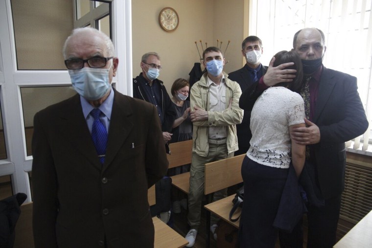 Miembros de los testigos de Jehová asisten a una sesión judicial en Perm, Rusia, el miércoles 12 de mayo de 2021.