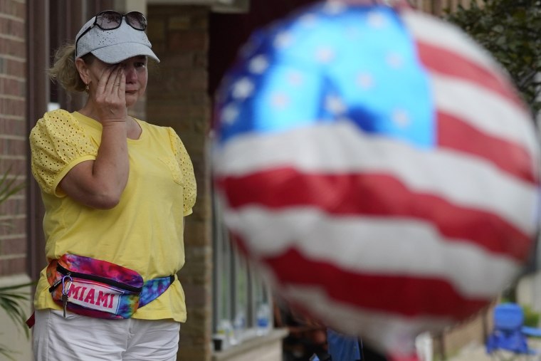Una mujer se enjuga las lágrimas tras un tiroteo en el desfile del 4 de Julio de 2022 en Highland Park, Illinois, un suburbio de Chicago.