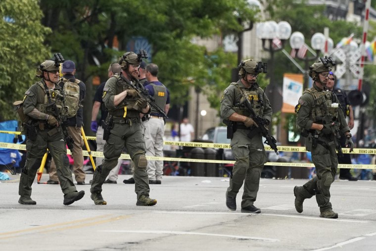 Elementos de seguridad buscan a un sospechoso tras un tiroteo masivo en el desfile del 4 de Julio, el lunes 4 de julio de 2022, en Highland Park, Illinois, un suburbio de Chicago.