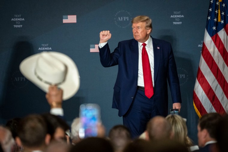 El expresidente de Estados Unidos, Donald Trump, agradece a la multitud después de hablar durante la cumbre America First Agenda, en el hotel Marriott Marquis el 26 de julio de 2022 en Washington, DC.