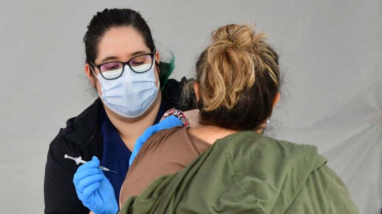La enfermera Angelea Smeal administra a una mujer la vacuna Covid-19 de Johnson & Johnson de dosis única en Los Ángeles.
