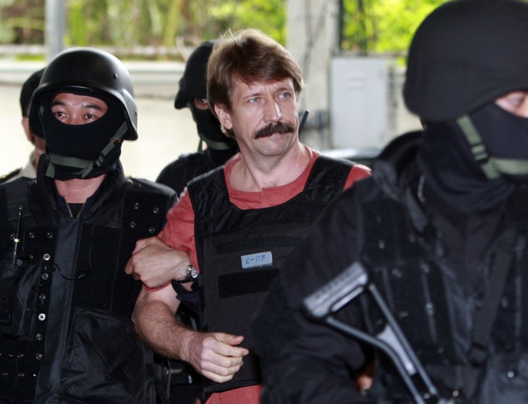 El contrabandista de armas ruso, Viktor Bout, es conducido por comandos armados de la policía tailandesa a su llegada al tribunal penal en Bangkok, Tailandia, el 5 de octubre de 2010.