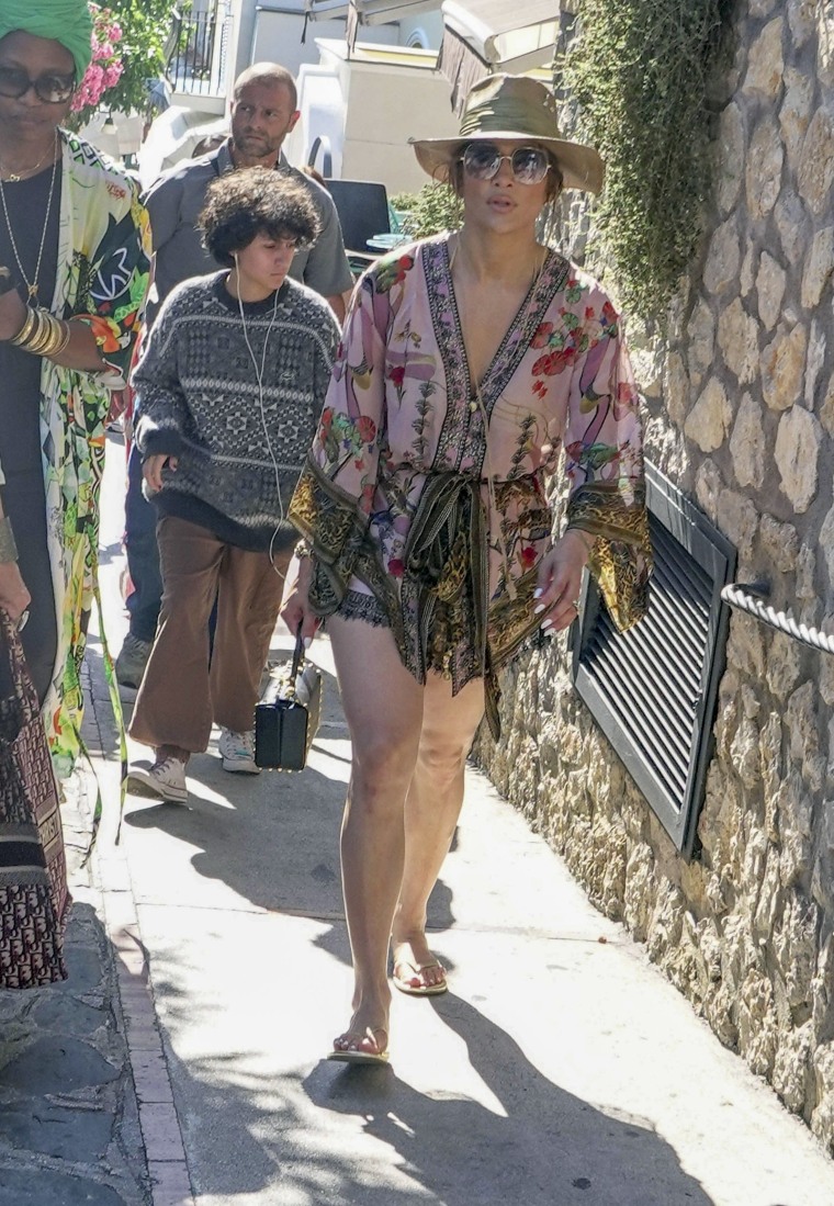 Jennifer Lopez en Capri con chancletas.