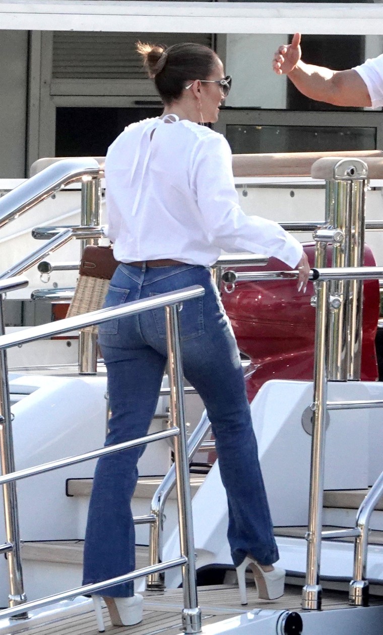 Jennifer Lopez con tacones de seis pulgadas en un yate.