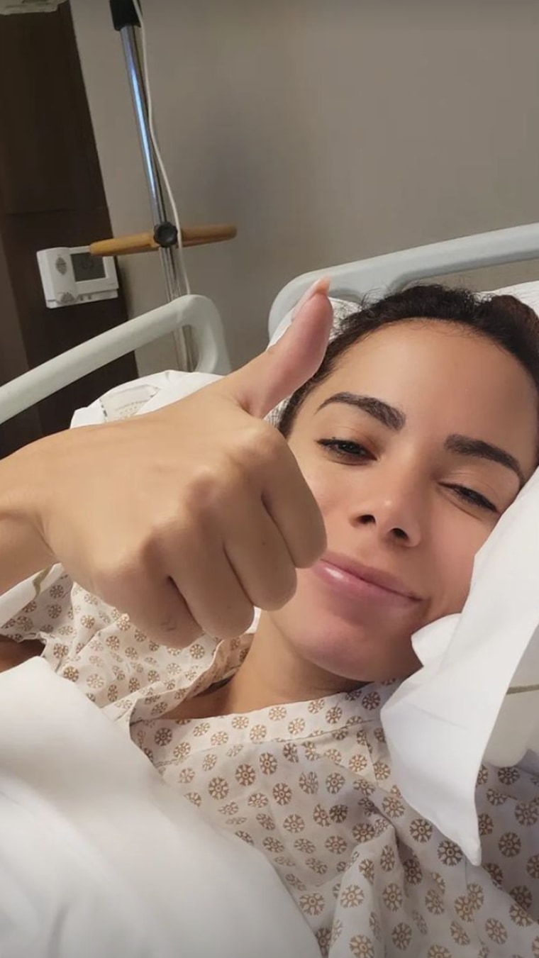 Anitta se fotografió con la bata del hospital y recostada en una cama esperando su operación.