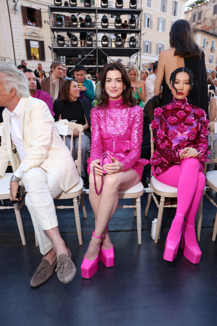 Manga evig generøsitet Anne Hathaway Channels Barbiecore At Valentino Fashion Show