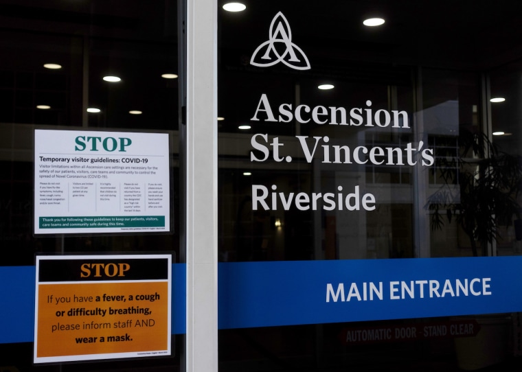 La entrada del hospital Ascension St. Vincent's Riverside en Jacksonville, Florida. Varias familias y pacientes demandaron a un cirujano ortopédico de ese centro médico.