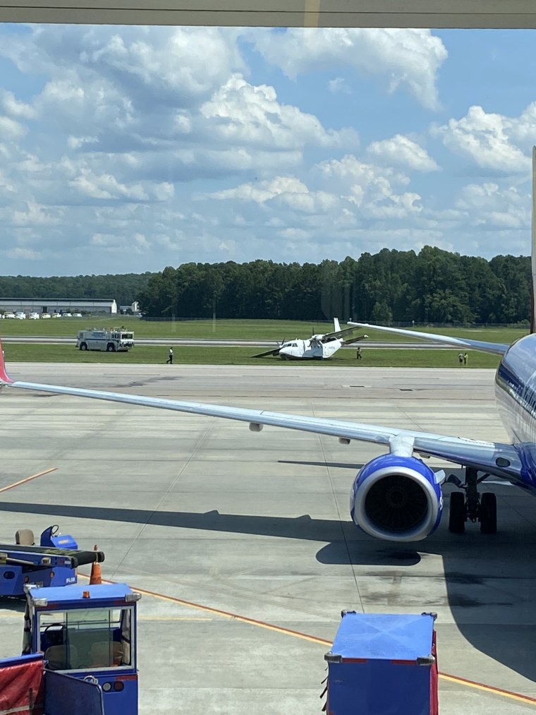 Un bimotor CASA CN-212 Aviocar es inspeccionado tras un aterrizaje de emergencia en el Aeropuerto Internacional Raleigh-Durham en Morrisville, Carolina del Norte, el 29 de julio de 2022.