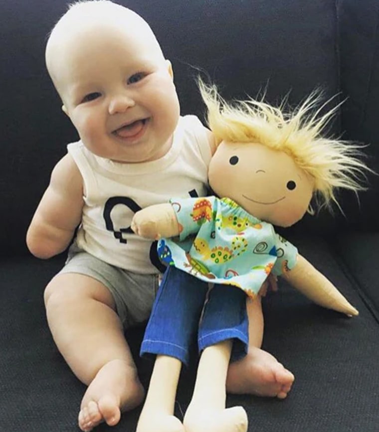 Bennett crecerá con un muñeco con una diferencia de extremidades gracias a 'A Doll Like Me'. Verse a sí mismo en un juguete le ayudará a sentirse seguro.