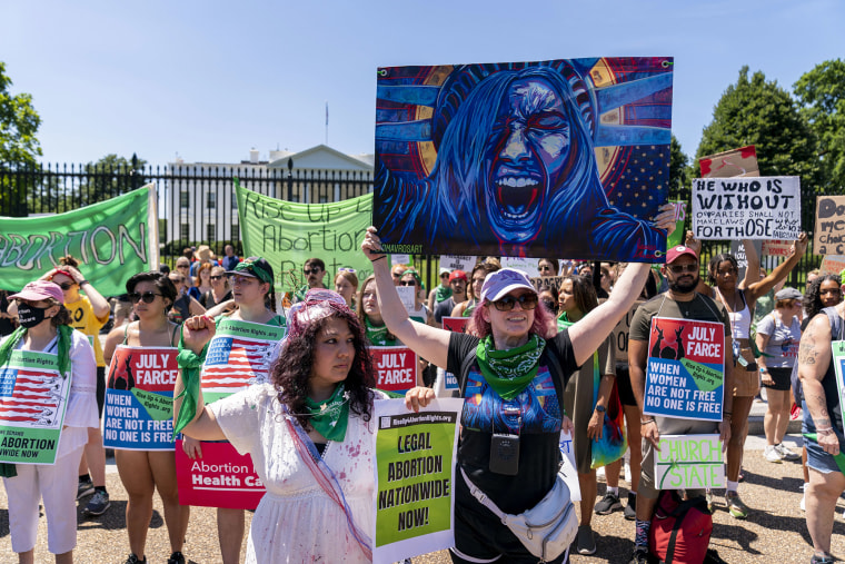 Un grupo de personas participa en una manifestación por el derecho al aborto en el Parque Lafayette frente a la Casa Blanca en Washington, el lunes 4 de julio de 2022.