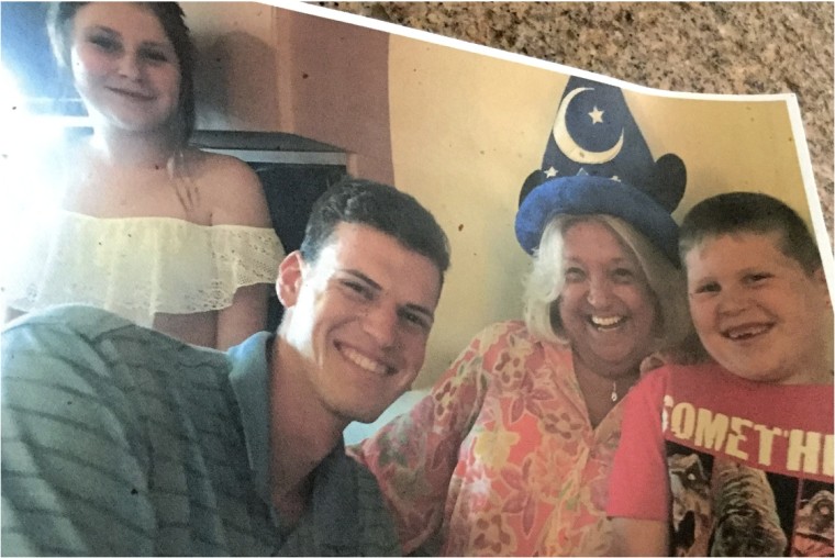 Lucinda Bonk y su familia durante un crucero que tomaron en junio de 2018, tres meses antes de que muriera tras someterse a una cirugía de reemplazo de cadera.