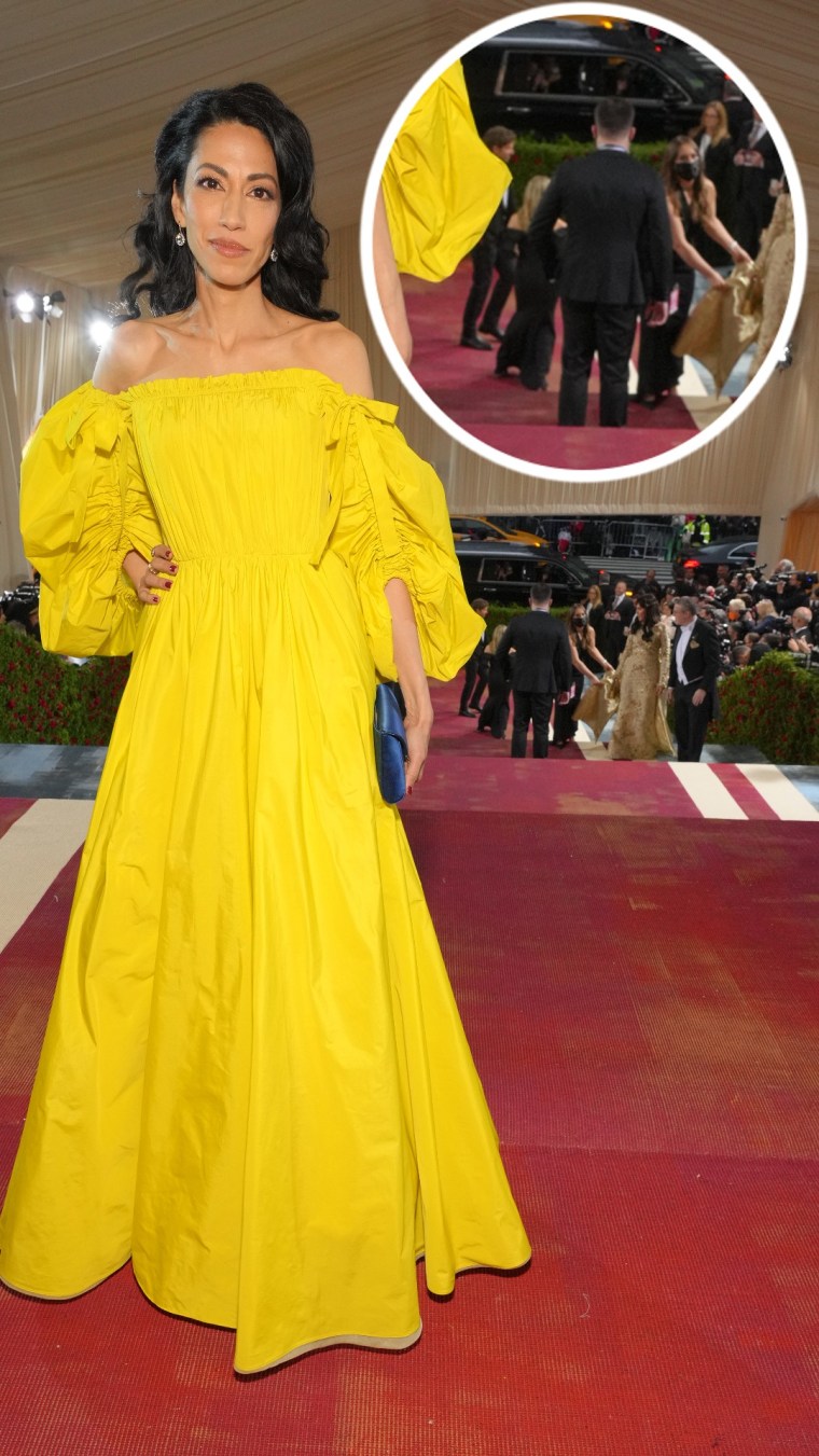 Huma Abedin en la alfombra roja del Met Gala 2022 con Bradley Cooper detrás de ella.