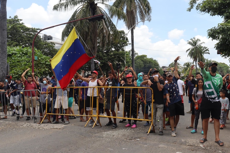 Migrantes protestaban para solicitar que se les otorguen documentos migratorios en el municipio de Tapachula, Chiapas, el 20 de julio de 2022.