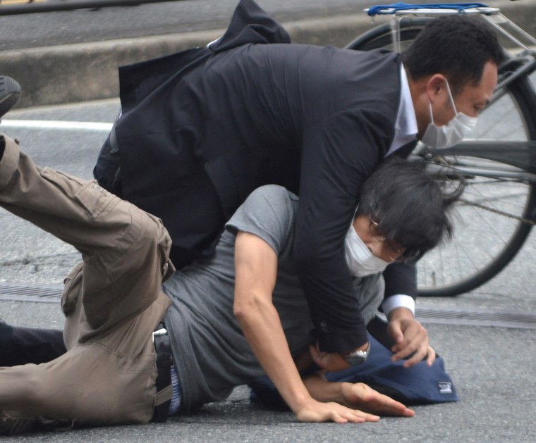 Un hombre, que se cree que es un sospechoso que disparó al primer ministro japonés Shinzo Abe, es retenido por agentes de policía en la estación Yamato Saidaiji en Nara.