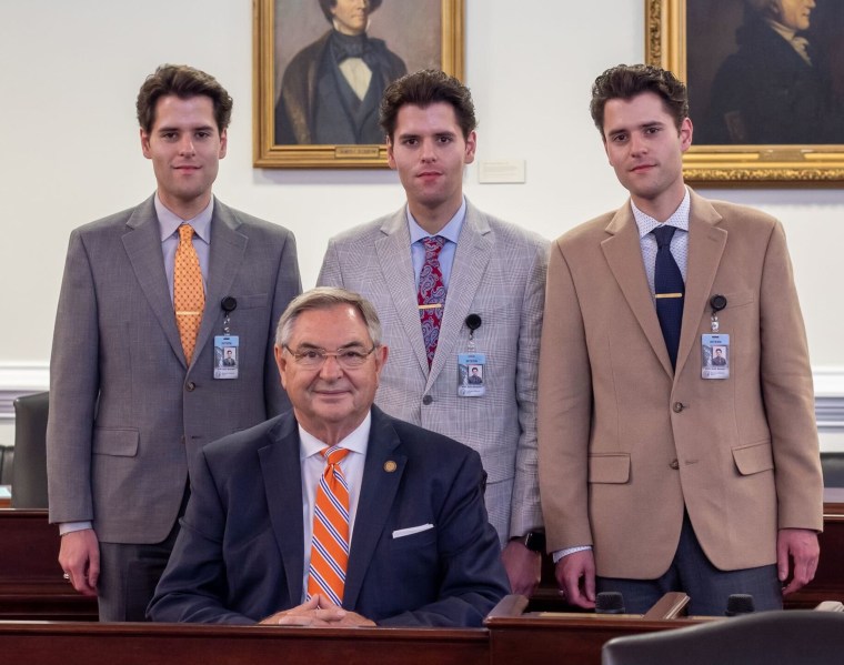 Los tres están haciendo una pasantía para el senador estatal de Carolina del Norte, Jim Burgin.