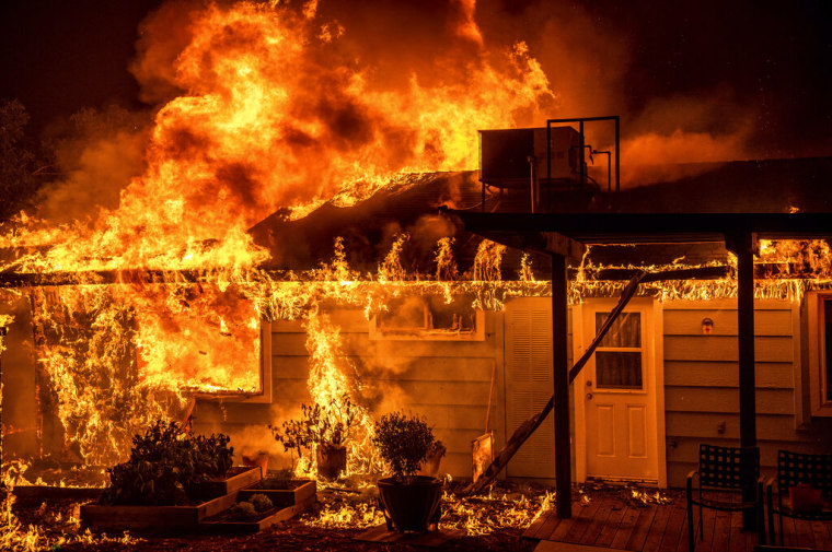 Las llamas consumen una casa en Triangle Rd. mientras arde el incendio de Oak en el condado de Mariposa, California, el sábado 23 de julio de 2022.