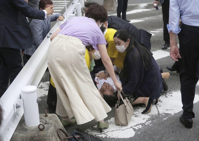 El ex primer ministro japonés Shinzo Abe, al centro, yace en el piso tras ser baleado el viernes 8 de julio de 2022, en Nara, en el oeste de Japón.