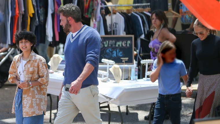 Jennifer Lopez y Ben Affleck acudieron al mercado de pulgas con sus hijos Samuel y Emme.